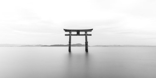 Zen Tor im Wasser